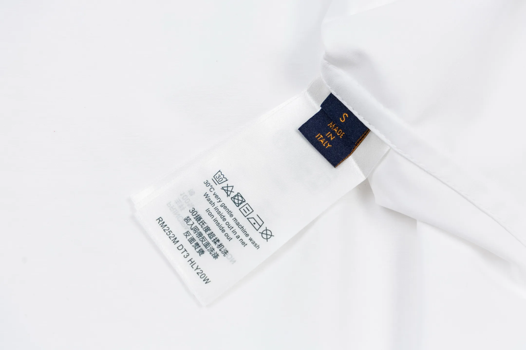 🅿️500 1v 25SS embossed three-dimensional embossed long-sleeved shirt. The fabric is made of twill fabric. The twill pattern on the front of the fabric is obvious, and single yarn is used in both warp and weft directions. This structure gives the surface of the fabric a three-dimensional twill texture, which is high in density and soft to the touch, and has better wear resistance than plain fabrics. The material is naturally soft, breathable and moisture-absorbent, suitable for close-fitting wear and not easy to irritate the skin. The natural properties of cotton fiber include air retention between fibers and excellent heat resistance. The overall texture of twill fabric is softer and thicker, and the cut is wide and three-dimensional. The twill fabric is thickened to improve support, and combined with embossing technology to form a wear-resistant texture in the pocket area. Combining Monogram embossing with work pockets is achieved through a hot-press embossing process, which not only retains the fineness of the pattern, but also enhances the relief effect on the surface of the fabric. Size:XS-S-M-L